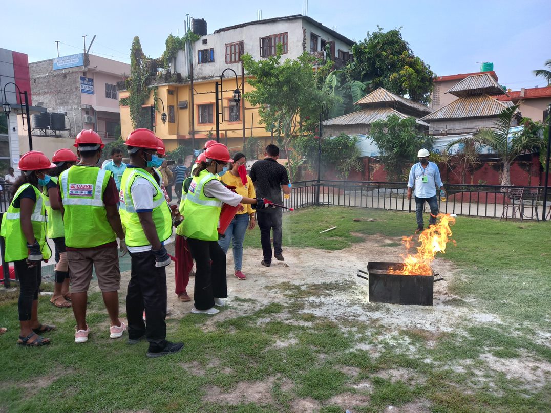 अनि आगलागी देखेर उनी आत्तिएनन्...